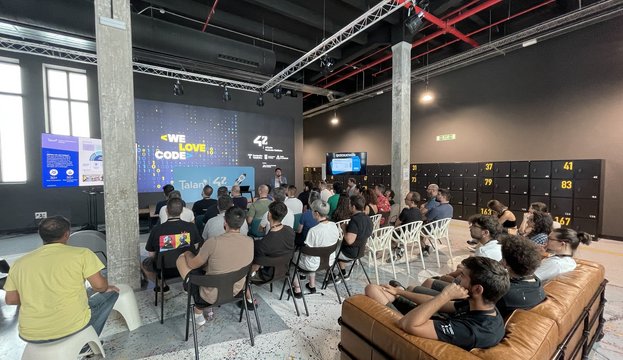 Students from the 42 Malaga participating in a fast hackathon using ideation techniques 
